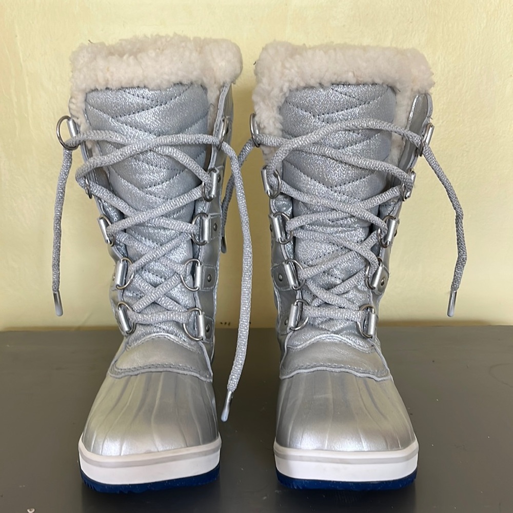 Never been worn. Disney X Sorel Glitter Accents Lace up Boots Sz 7.5